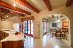 - une cuisine et une salle à manger avec une table et des chaises dans l'établissement 5 Bedroom Farmhouse with Private Pool & Views, à L-Għarb