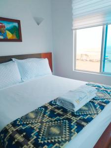 1 dormitorio con 1 cama y vistas a la playa en La Bocana de Quiximies Hotel, en Cojimíes