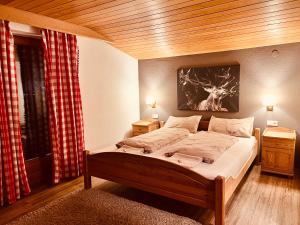 Giường trong phòng chung tại Ferienwohnung Gamsbock Panorama View Balkon, Gartensauna, Garten, Grillplatz