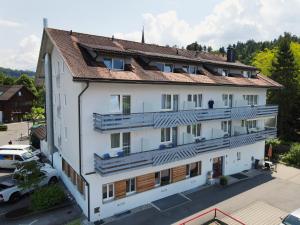 uma vista aérea de um edifício branco com varandas em madeira em Hotel-Gasthof Löwen em Feldkirch