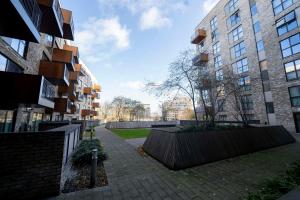 a courtyard in a building with tall buildings at Luxury, Modern & Cosy 1 Bedroom Prestige London Apartment in London