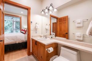 Et badeværelse på Granite Court by Outpost Whistler + 81 billeder