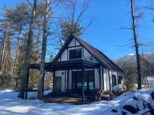 Une petite maison dans les bois dans la neige dans l'établissement Hakuba Bliss Cottage - Vacation STAY 28524v, à Hakuba