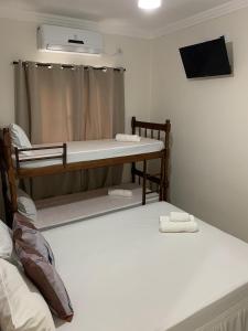 Dviaukštė lova arba lovos apgyvendinimo įstaigoje Pousada Recanto Som do Mar