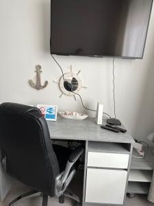 Televízia a/alebo spoločenská miestnosť v ubytovaní APARTMEN PRAHA