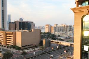 widok na miasto z budynkami i ulicą w obiekcie Sunny Seaside 2 Bedroom Apartment, Dubai Marina w Dubaju