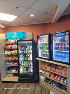 ein Geschäft mit zwei Kühlschränken und Speisen und Getränken in der Unterkunft Clarion Pointe Greensboro Airport in Greensboro