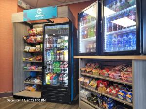 格林斯伯勒的住宿－Clarion Pointe Greensboro Airport，一间储藏室,里面装满了饮料的冰箱