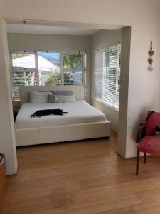 开普敦Bright and tranquil home in beautiful Hout Bay的带一张白色大床和窗户的卧室 更多15张照片