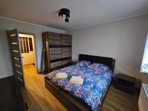 um quarto com uma cama com dois livros em Apartament Nowa Piakowa 2 em Wągrowiec