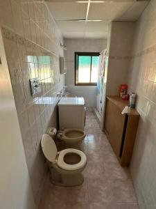 a small bathroom with a toilet and a sink at Departamento Céntrico Estilo Centroeuropeo - FEPANGUS in Villa General Belgrano