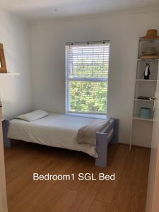 开普敦Bright and tranquil home in beautiful Hout Bay的一间带床和窗户的小卧室