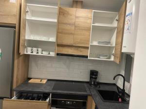 cocina con armarios de madera y encimera en U2 Apartamento a estrenar, cerca de Metro en Madrid