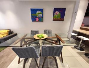 sala de estar con mesa y sillas en Aruba Eagle beach home en Palm-Eagle Beach