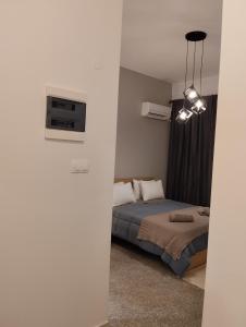 1 dormitorio con 1 cama en una habitación blanca en PANSEA 03 IsimeriaHomz en Tesalónica