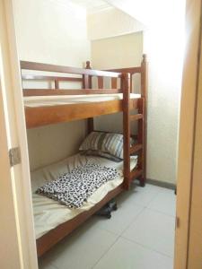 מיטה או מיטות קומותיים בחדר ב-Baguio city Condo/Transient