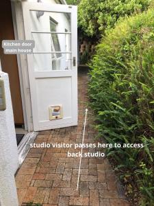 开普敦Bright and tranquil home in beautiful Hout Bay的访客可以通过这里进入后面的工作室的门