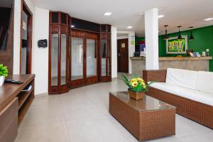 uma sala de estar com um sofá e uma mesa em Arraial do Sol Beach Hotel em Arraial d'Ajuda mais 37 fotografias