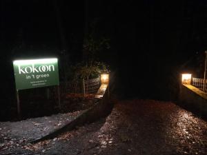 una señal kokomo en la oscuridad por la noche en Kokoon in 't groen, en Lovaina