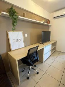 una oficina con escritorio, ordenador y silla en FLAT 508 PARTICULAR - HOTEL, en Natal