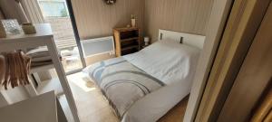 Кровать или кровати в номере "La cabane du sentier", tiny house sur pilotis avec petit jardin, proche de la mer et du site naturel des 2 caps