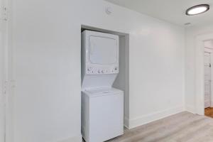 una lavadora y secadora blancas en una habitación en Charming Cooper-Young Flat in the Heart of Memphis en Memphis