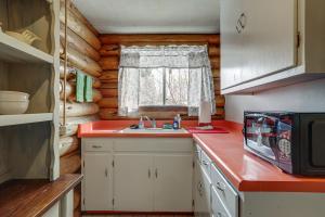 Majoituspaikan Quiet Lander Cabin Rental on Quarter-Acre Land keittiö tai keittotila