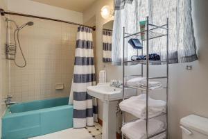 ein Bad mit einem Waschbecken, einem WC und einer Dusche in der Unterkunft Quiet Lander Cabin Rental on Quarter-Acre Land in Lander