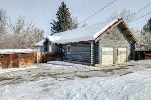 ein Blockhaus im Schnee mit Schnee in der Unterkunft Quiet Lander Cabin Rental on Quarter-Acre Land in Lander
