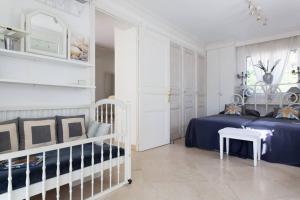 1 dormitorio blanco con 2 camas y mesa en Villa spa hamman sauna en Juan-les-Pins