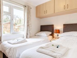 2 camas individuais num quarto com uma janela em 3 Bed in Dartmoor National Park 06199 em Okehampton