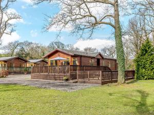 una grande casa in legno con un ampio ponte di 3 Bed in Dartmoor National Park 06199 a Okehampton