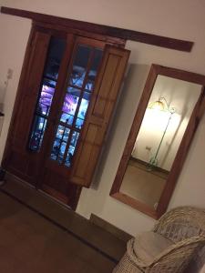 a room with a door and a mirror at El depto de Bowie in Santa Rosa de Calamuchita