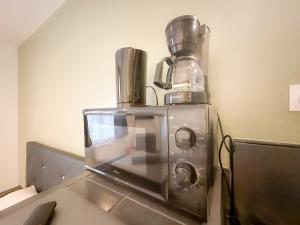a blender sitting on top of a kitchen counter at Société Key-sMeaux/Cerf2/Disney in Meaux