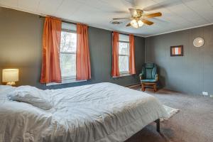 sypialnia z łóżkiem i wentylatorem sufitowym w obiekcie Quiet Port Royal Home with Deck, Near Juniata River! w mieście Mifflintown