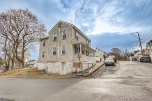 MifflintownにあるQuiet Port Royal Home with Deck, Near Juniata River!の通り側に座る家