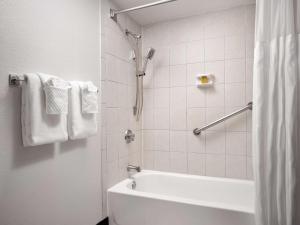 Vannituba majutusasutuses Hilton Garden Inn Cocoa Beach-Oceanfront, FL