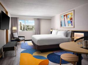 Voodi või voodid majutusasutuse Hilton Garden Inn Cocoa Beach-Oceanfront, FL toas