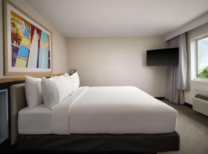 Voodi või voodid majutusasutuse Hilton Garden Inn Cocoa Beach-Oceanfront, FL toas