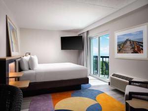Voodi või voodid majutusasutuse Hilton Garden Inn Cocoa Beach-Oceanfront, FL toas