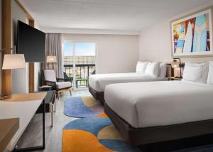 Voodi või voodid majutusasutuse Hilton Garden Inn Cocoa Beach-Oceanfront, FL toas