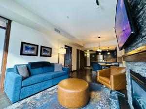 Χώρος καθιστικού στο Canmore Mountain Retreat - Heated Pool & Hot-tub