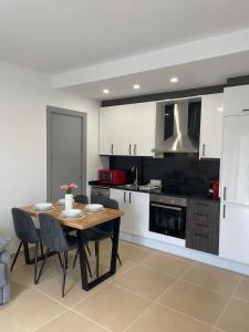 a kitchen with a table and chairs and a stove at Luminoso dúplex con parking in Terrassa