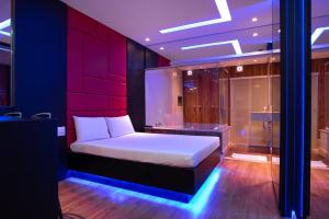 um quarto com uma cama e uma banheira num quarto em Motel Fantasy 1 em Belo Horizonte