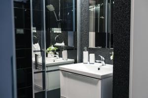コシャリンにあるA&R Apartamenty Wenedów I, Parking prywatny, darmowe Wi-Fiの洗面台が2つと鏡があるバスルーム +20枚の写真