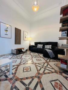 - un salon avec un canapé et un tapis dans l'établissement Isor Triana, à Las Palmas de Gran Canaria
