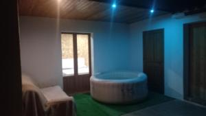 una habitación con bañera en el medio de una habitación en Casa Rural Aliberch en Muntanyola