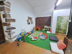 una habitación con una zona de juegos con juguetes. en Casa Rural Betraunea, en Sumbilla