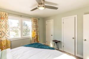 sypialnia z łóżkiem i wentylatorem sufitowym w obiekcie The Loft at Hebron Valley Overlook w mieście Madison