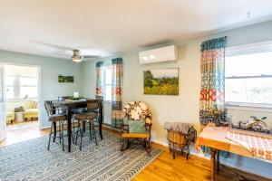 uma cozinha e sala de estar com mesa e cadeiras em The Loft at Hebron Valley Overlook em Madison